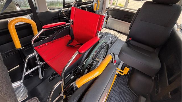 9型ハイエースの車いす2名乗車